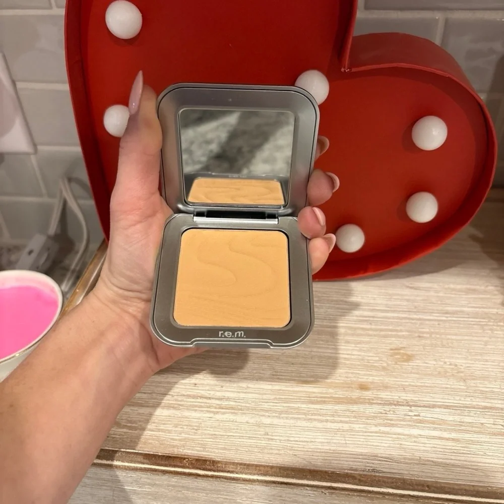 R.E.M. Beauty Satin Matte Bronzer - Send 2 Voicemail
